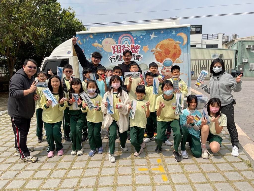 翔谷號行動學習車開進校園，帶著STEAM教材與科技設備，讓孩子親手體驗科技。